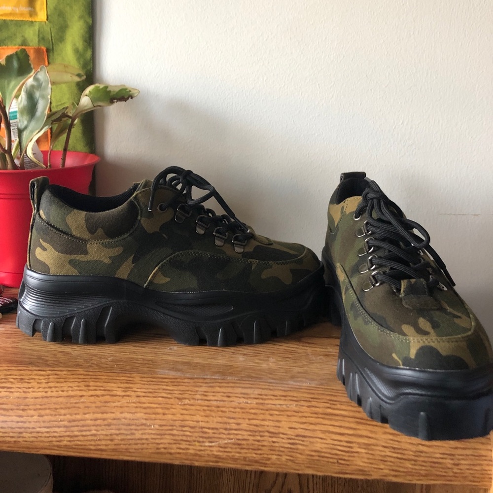 Platform sneakers